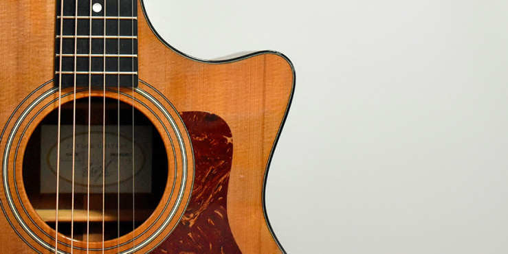 Image of an old guitar