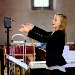 Anna Lapwood conducting