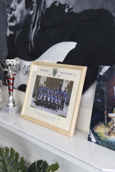 Photo on shelf showing football team