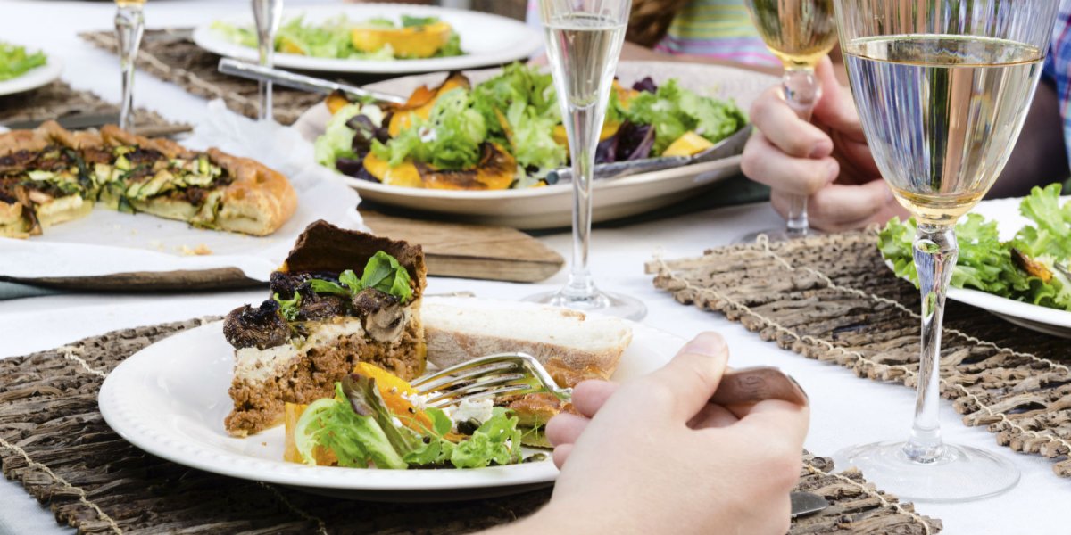Outdoor lunch, close up of a plate and drinks