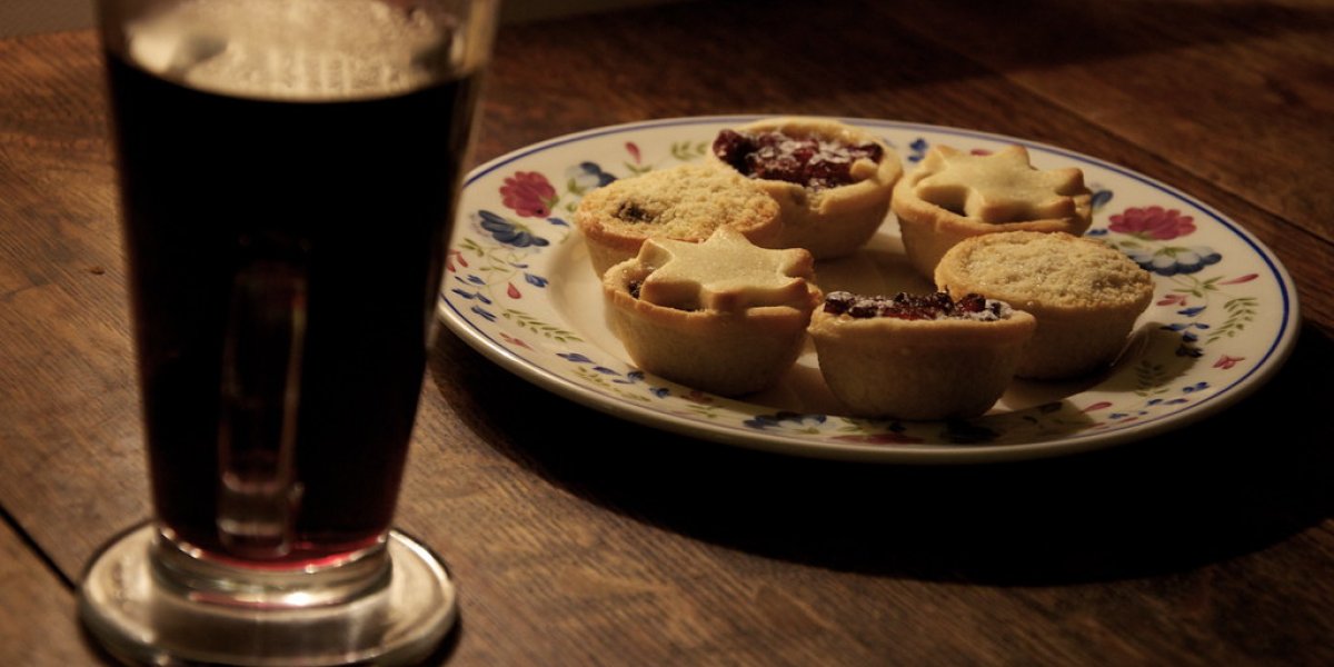 Picture of mulled wine and minced pies