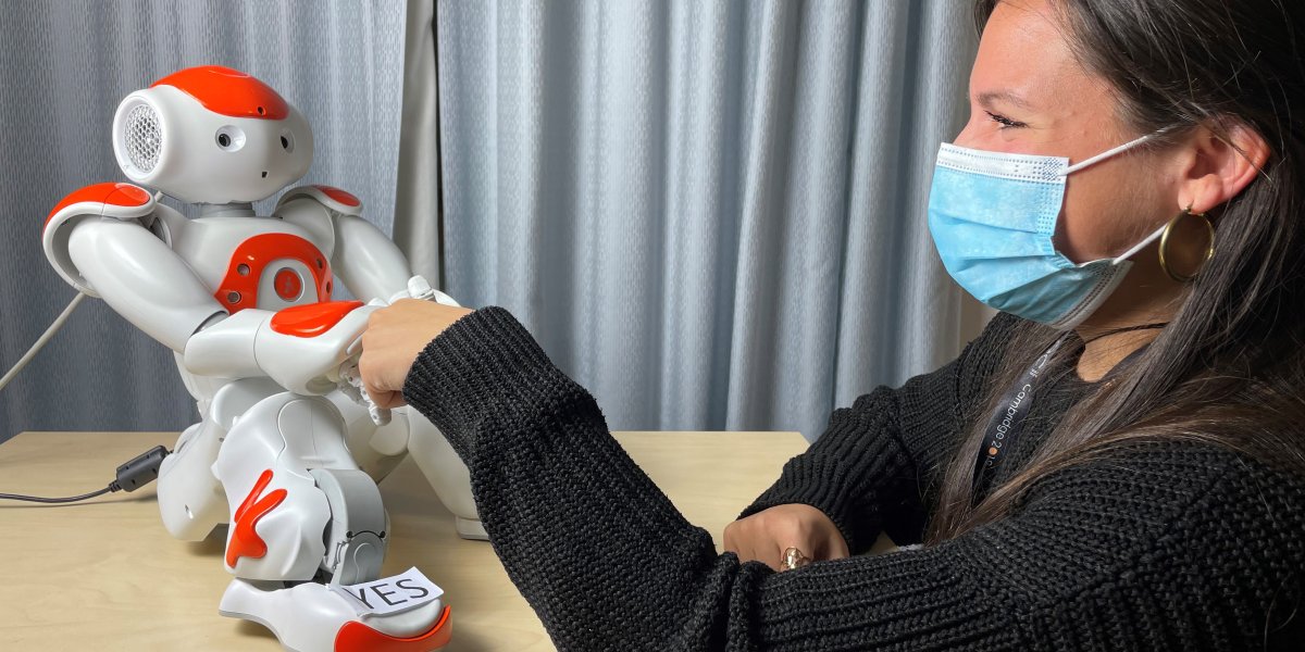 Robot Nao shaking hands with Micol
