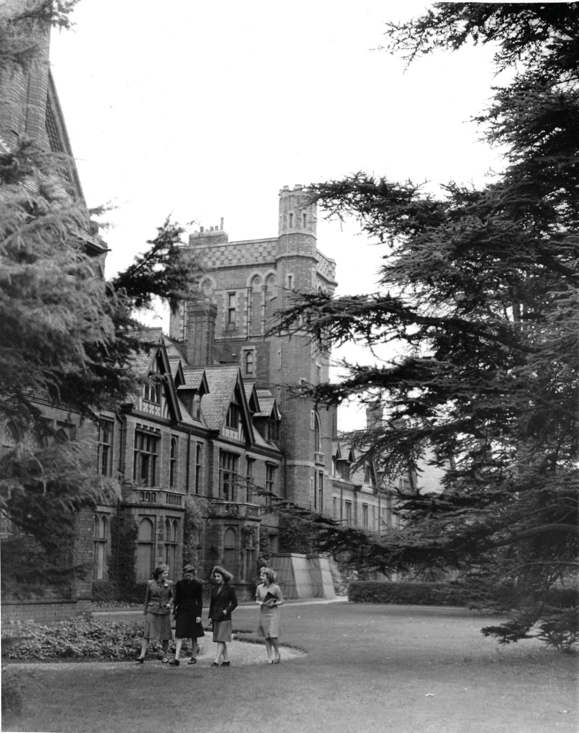 Girton students walking along the path outside the Stanley Library, 1944.